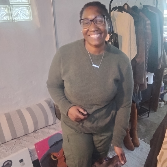 Meet your Posher, Helen - Picture 1 of 4